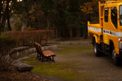 ベンチと黄色いトラック