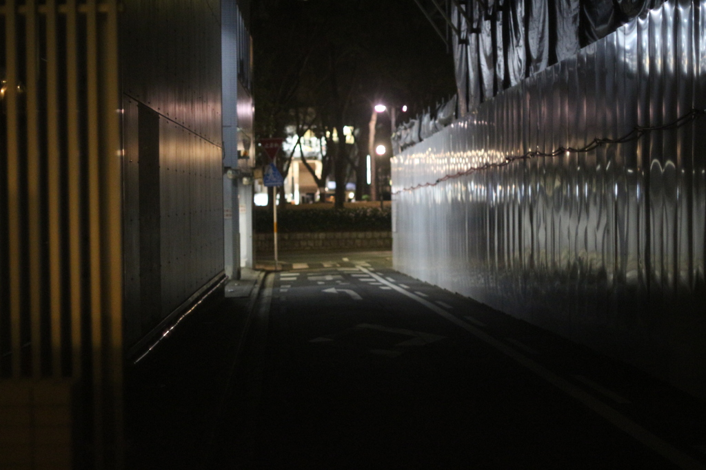 会社の裏　工事現場のパネル　夜