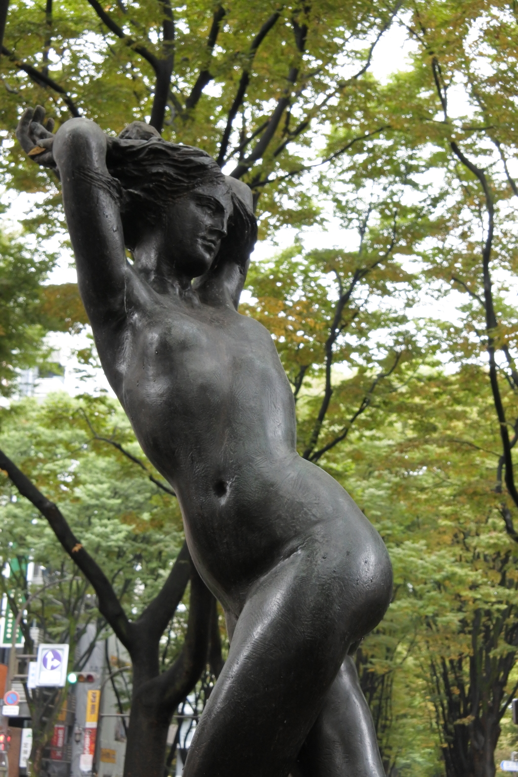 女性投手のような彫像