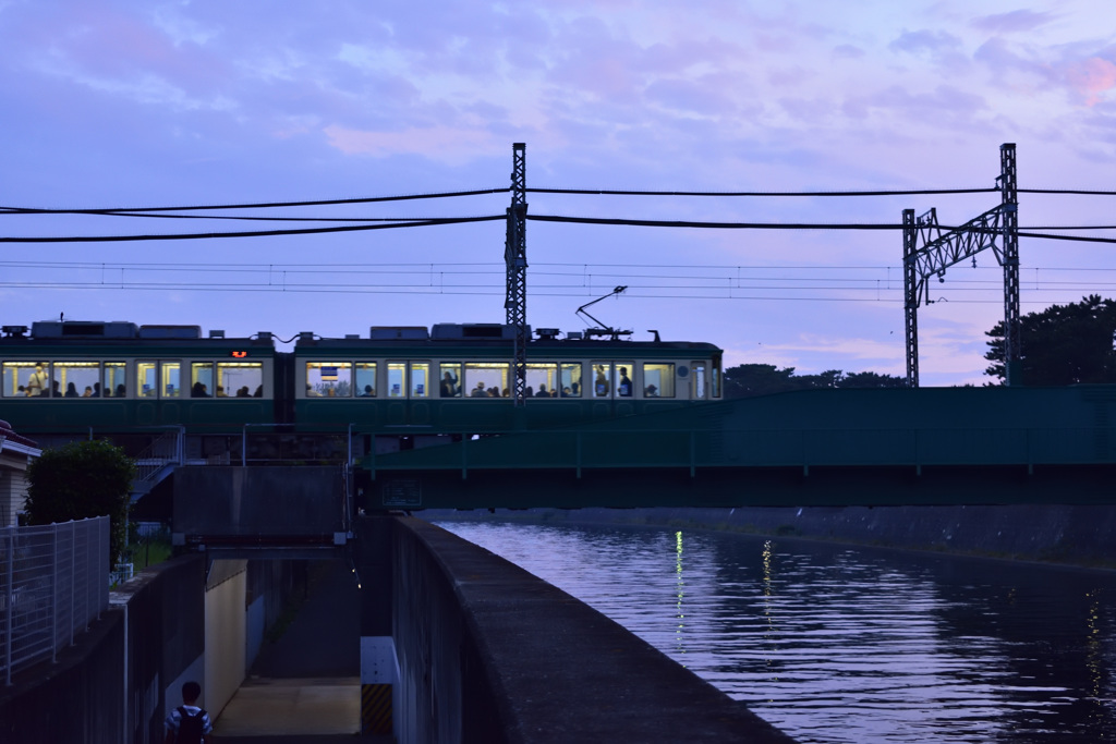 川辺の夕景・最終回 - 電車