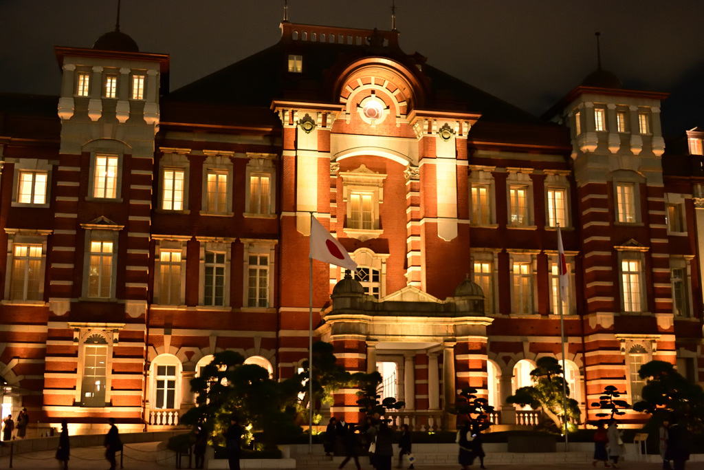 夜の駅舎