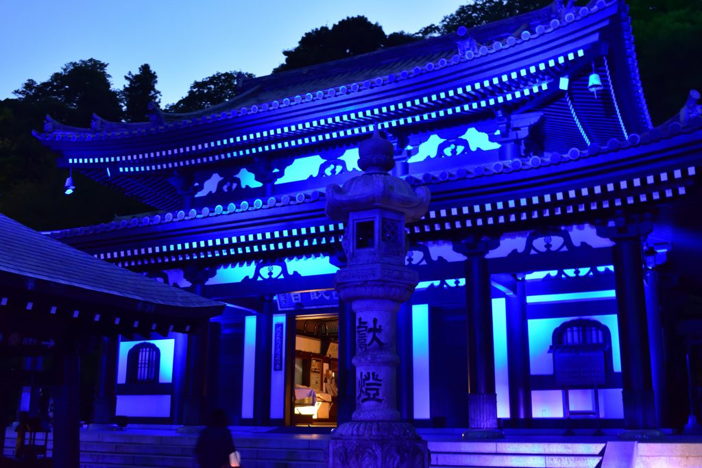 夜の青い寺院