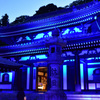 夜の青い寺院