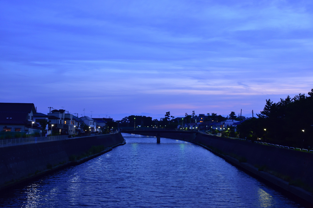 薄曇りの夕景