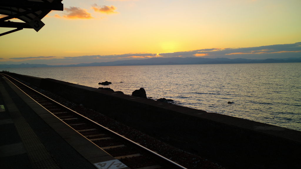 海の見える駅からの夕焼け