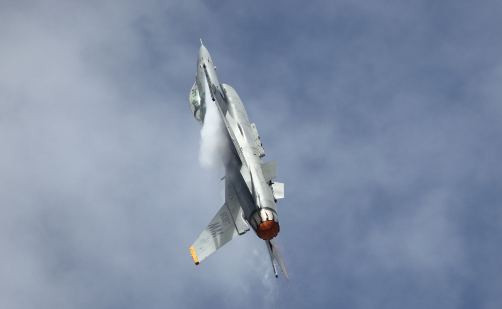 F16