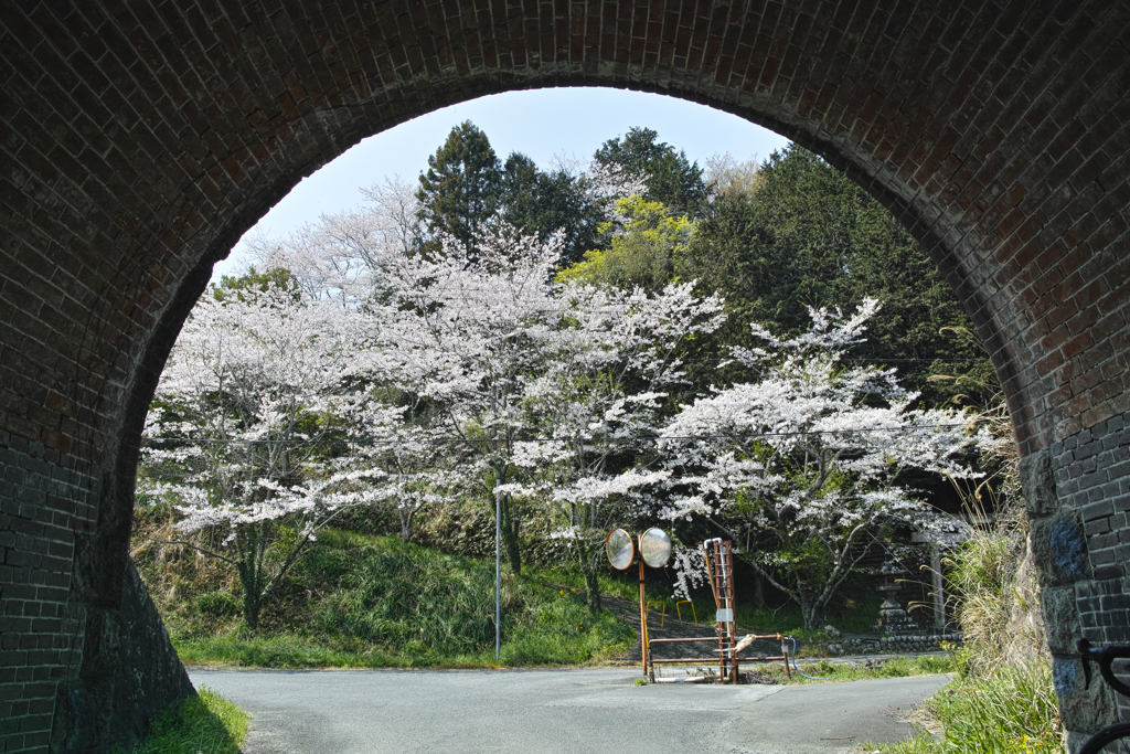 トンネルを抜けると…