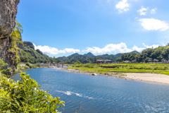 青の洞門から山国川上流を望む