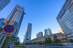 祝日の早朝、東京駅八重洲口