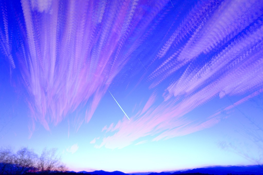 西からの流れ雲