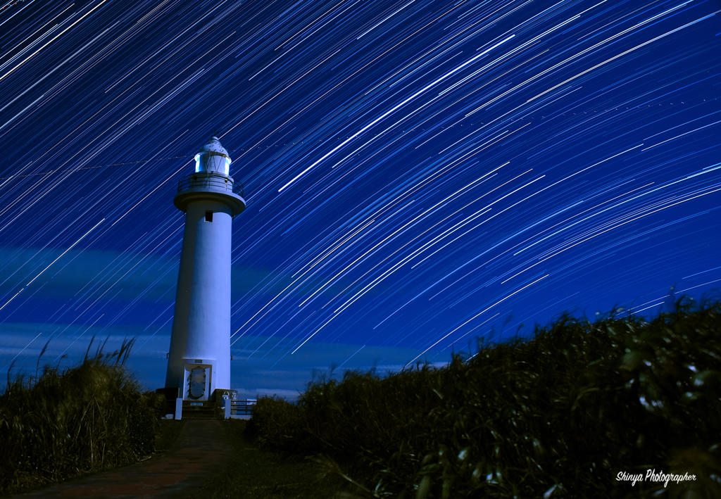 灯台に降り注ぐ星たち