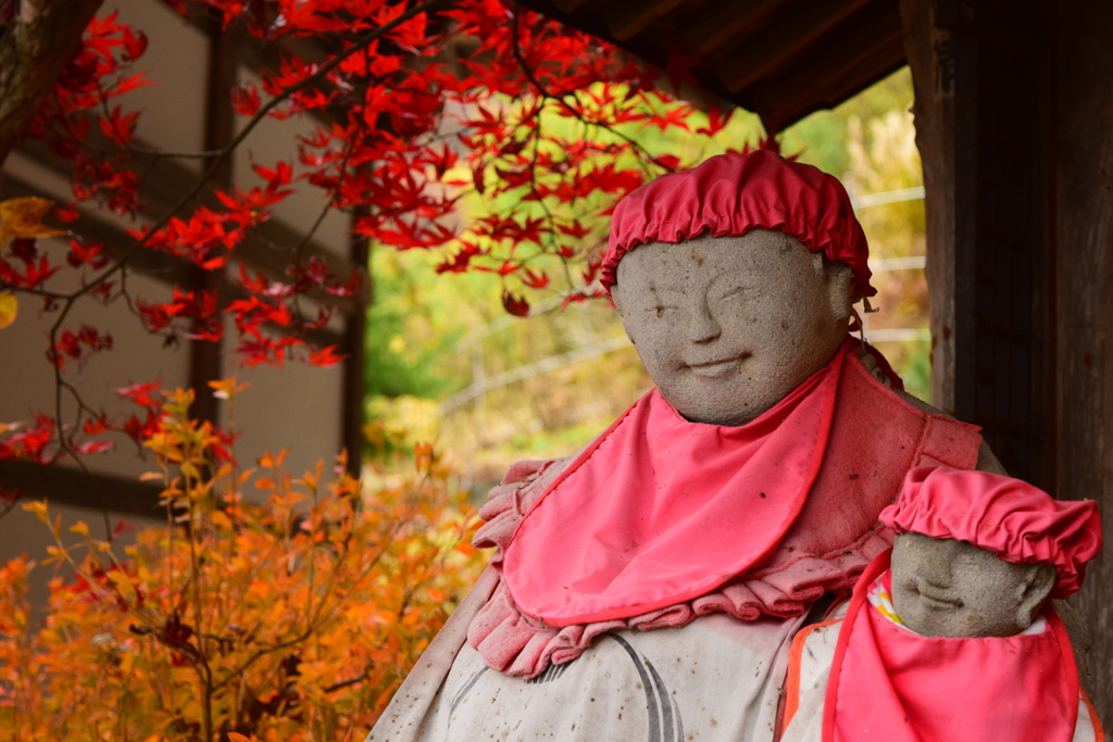 子持ち地蔵と紅葉