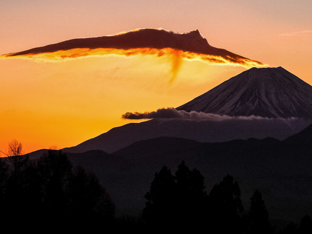 朝焼け空に