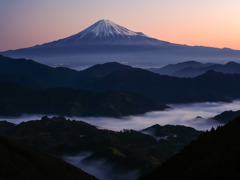 夜明けのＶ字谷