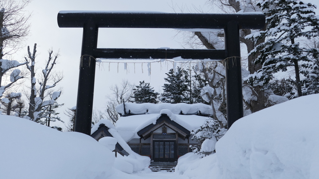 歌が登る「歌登神社」