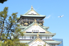 秋空と飛行機と大阪城