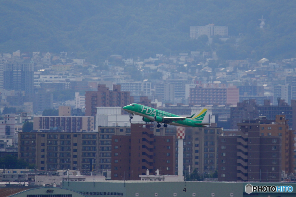 札幌市街をバックに離陸です。