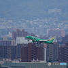 札幌市街をバックに離陸です。
