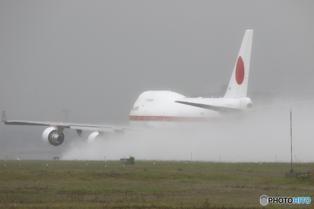 雨天離陸