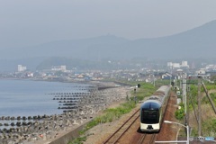 海沿いを走る四季島。