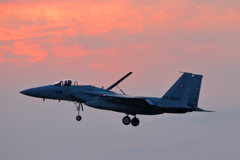 夕陽を浴びるF-15
