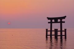 琵琶湖に日が昇る