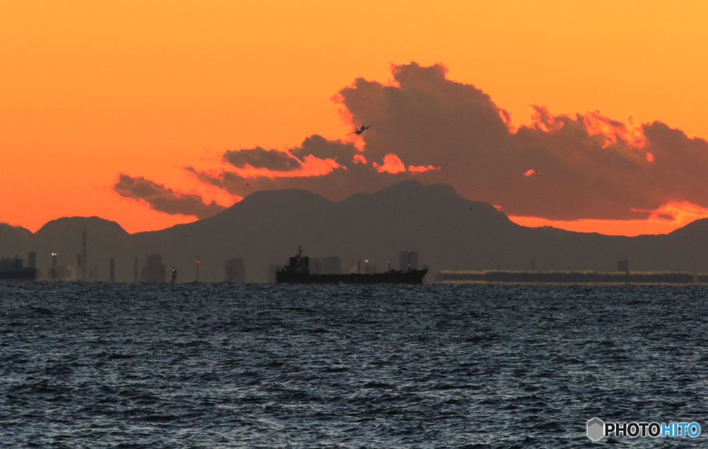 東京湾の船と夕暮れ・飛行機