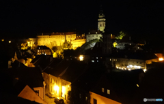 チェコ南部（８３４）夜のチェスキー・クルムロフ城を見る
