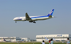 「はれ」 ANA 777-381 JA785A 着陸します