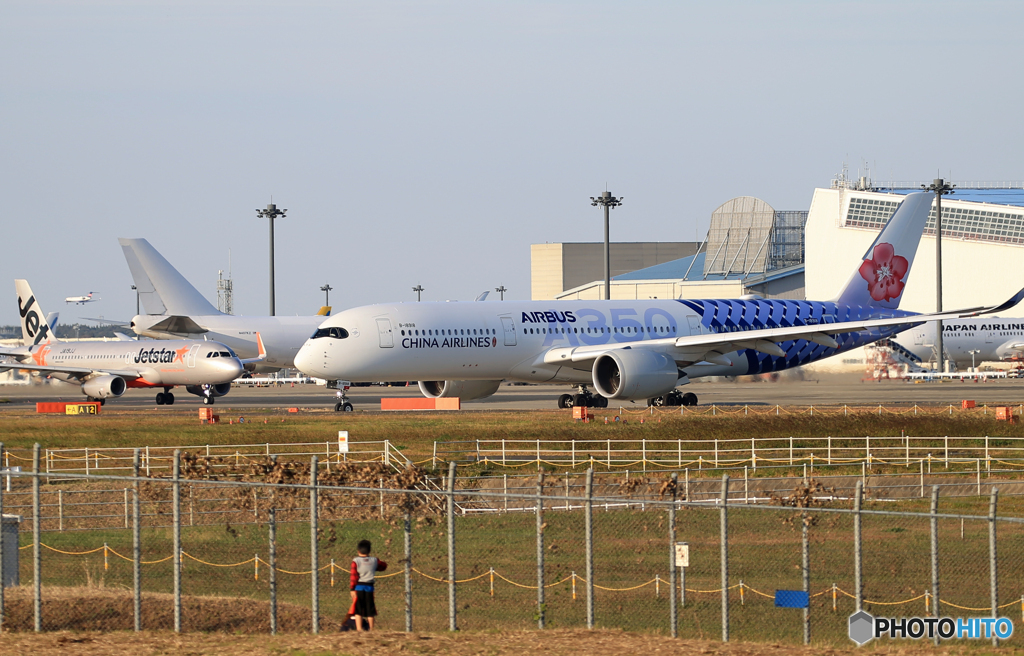 「ブルー」子供と　China A350-941  飛び立ちです