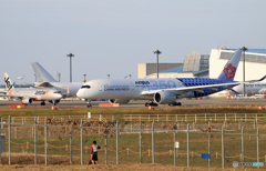 「ブルー」子供と　China A350-941  飛び立ちです