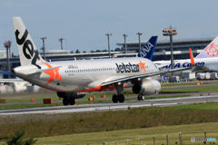 「あおいそら」 JETSTAR A320-232 JA06JJ 離陸します
