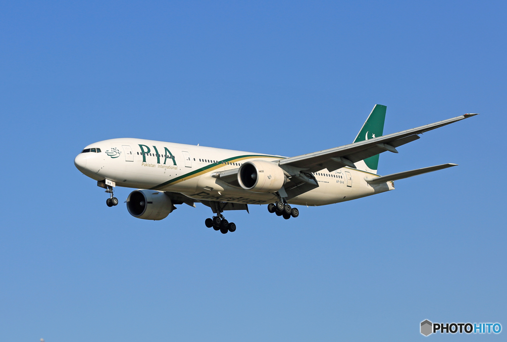 ☀「青い空」が一番 PIA 777-200 AP-BHX 到着