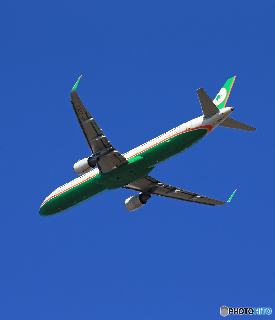 「青が好き」 EVA A321-211 B-16208離陸します
