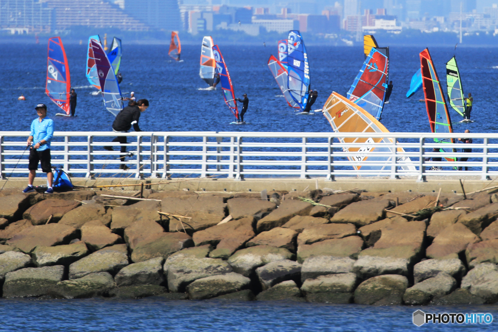 「SKY」釣り人  と  ウインドサーフィン