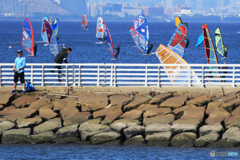 「SKY」釣り人  と  ウインドサーフィン