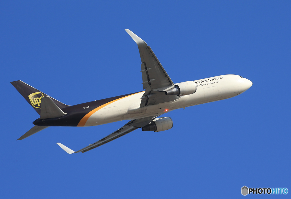 「晴れ」 UPS 767 N334UP 飛び立ち