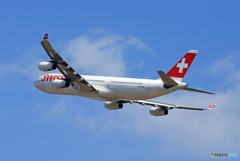 「Blue」 SWISS A340-313 HB-JMI 離陸します