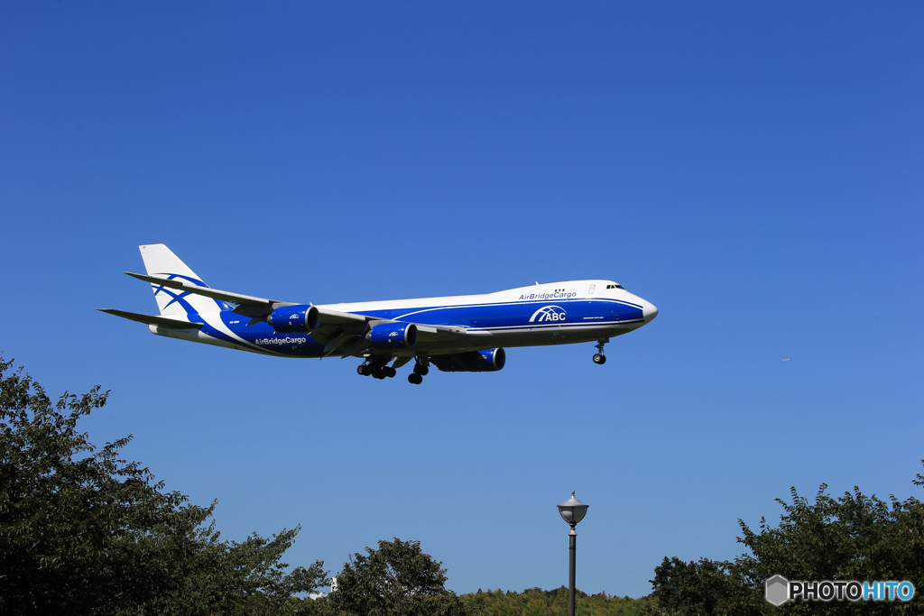 「ブルー」Air Bridge Cargo 747-8  着地前