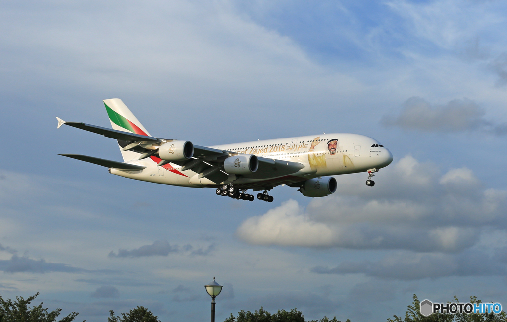 EMIRATES特別塗装A380-861 A6-EOG 着地前