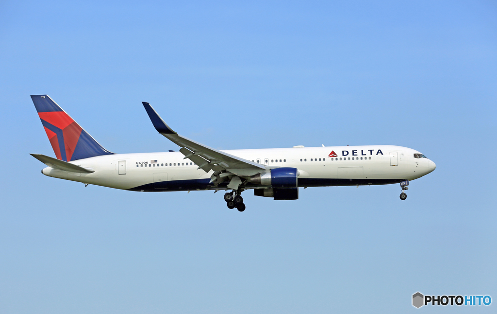 「青が大好き」 Delta 767-322 N179DN Landing