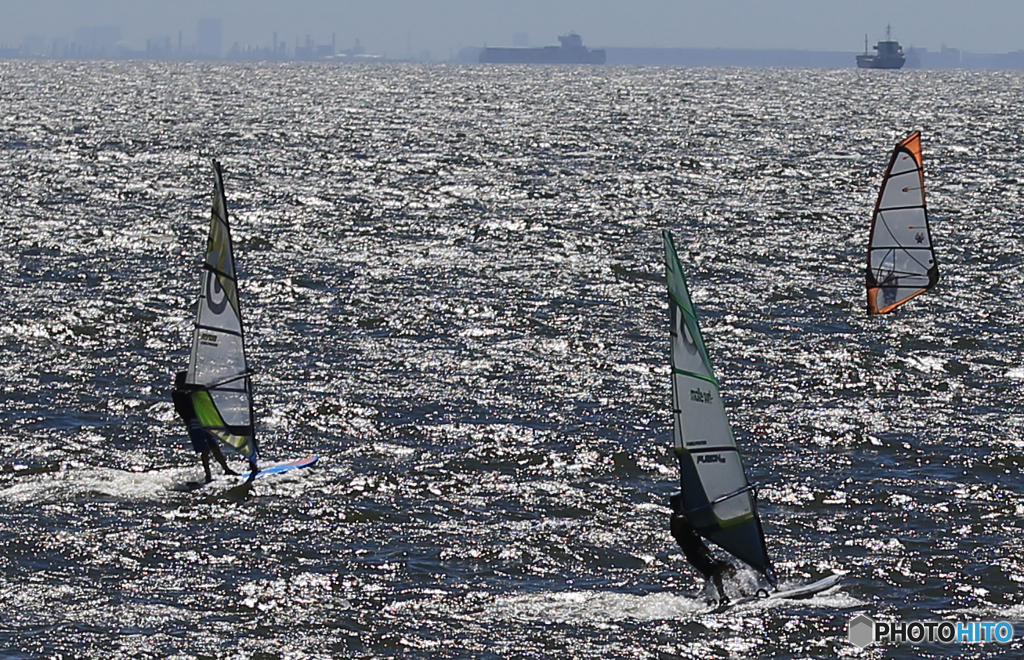 「青空」海のスポーツ  遠い海