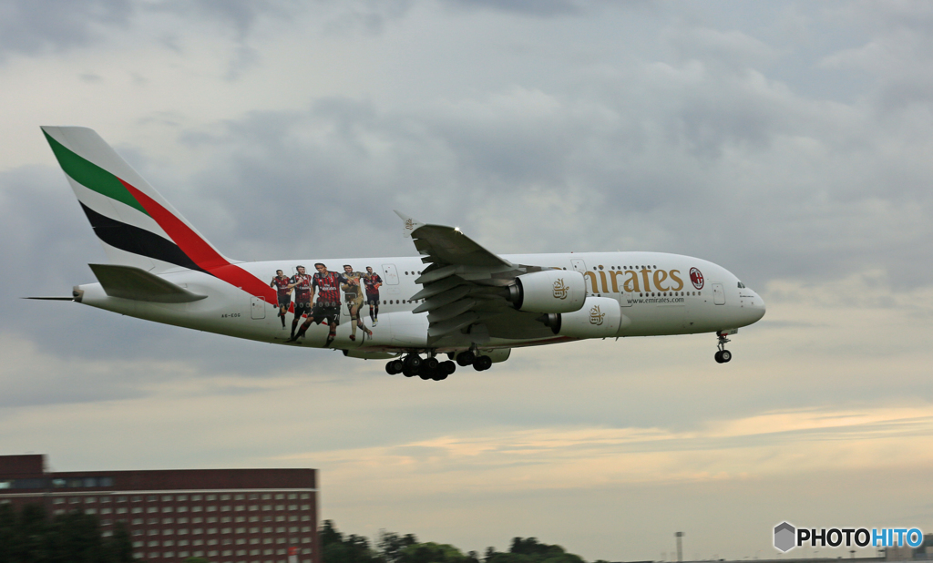 ☮エミレーツ特別塗装A380 ACミラン ✈到着です