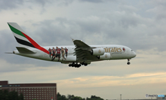 ☮エミレーツ特別塗装A380 ACミラン ✈到着です