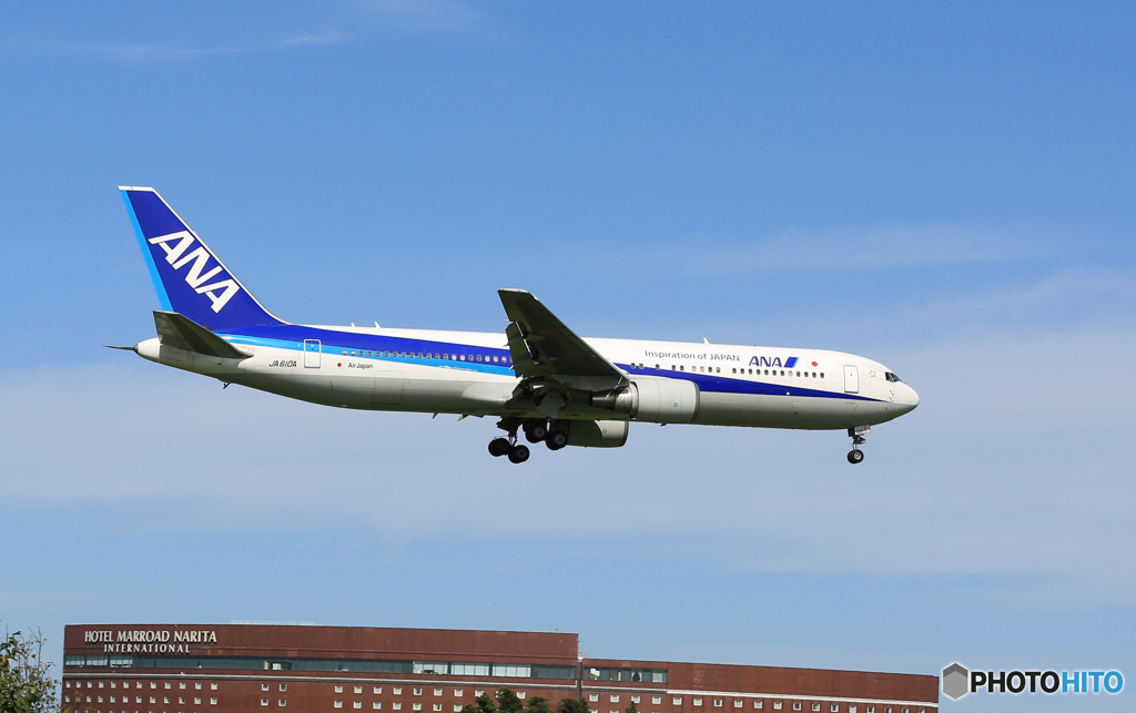 「青が大好き」 ANA 767-381 JA610A Landing