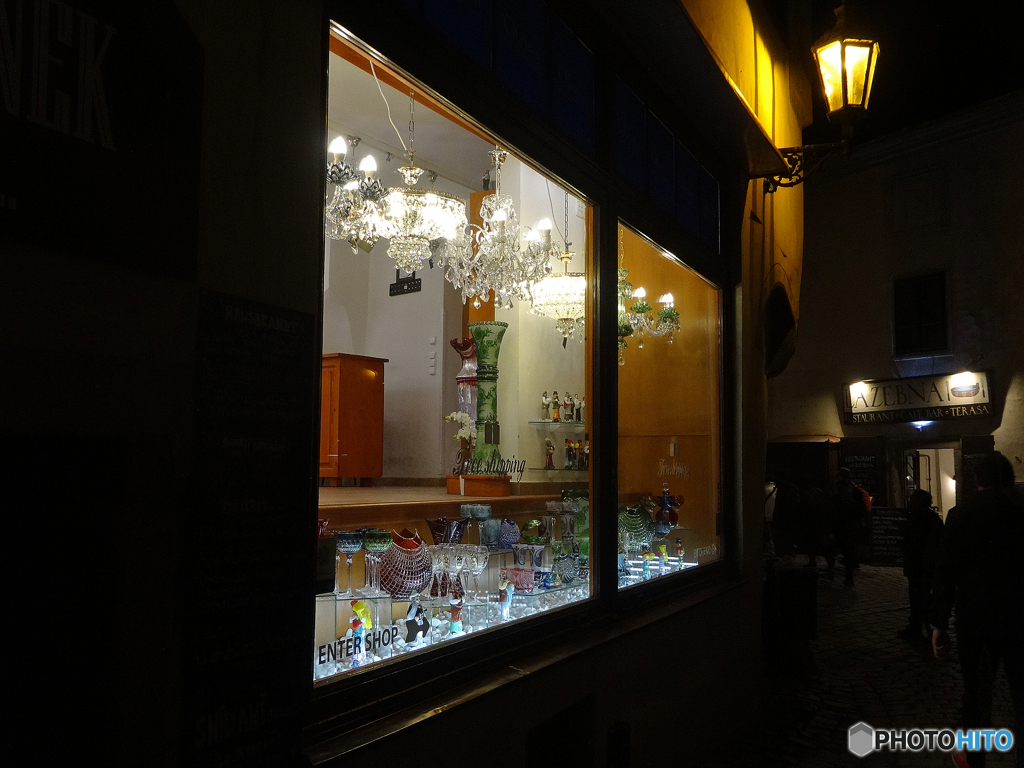 プラハ (57) 夜のウインドウ　SHOP