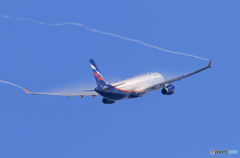  「晴れ」 AEROFLOT A330-343 飛び立ち ベイパー