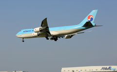 「青色が好き」  KOREAN Cargo 747-8F HL7617着陸します