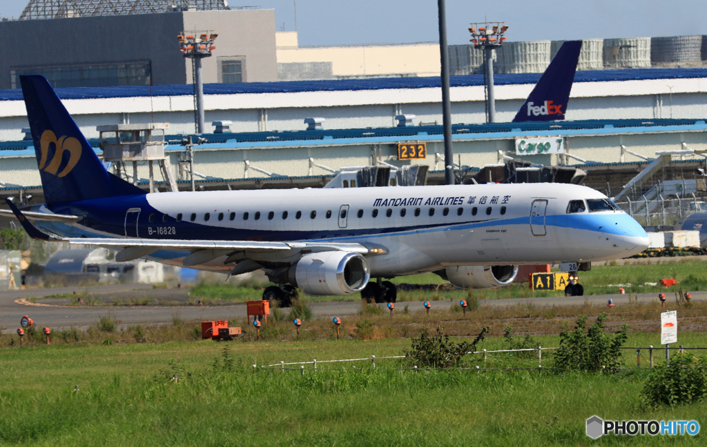 「SKY」 マンダリン航空 エンブラエル ERJ-190飛行