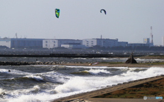 「すかい」荒波のカイトサーフィンを見る